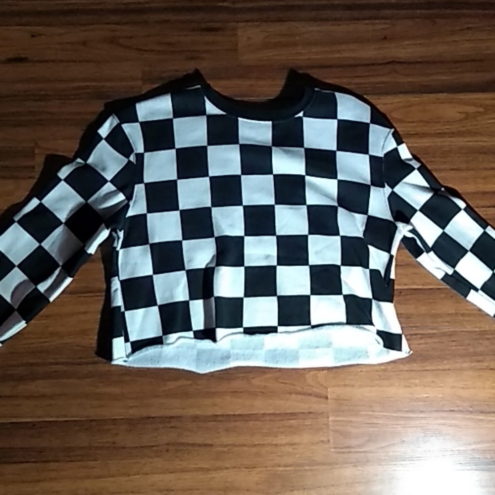 A crop top long sleeves black and white checkered